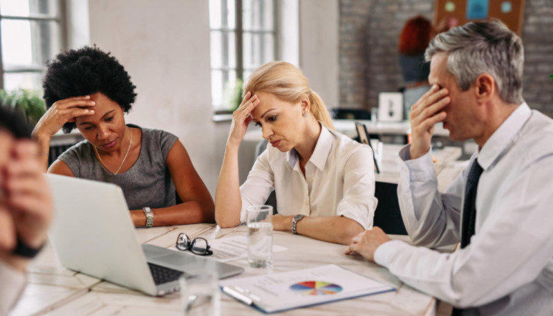 Insolvenz Krise Upper Management Team bei einem Krisen-Meeting wegen Insolvenzverschleppung