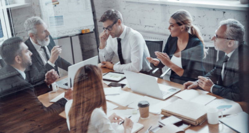 Insolvenzstrafrecht Management-Team bei einer Krisensitzung wegen drohender Insolvenz